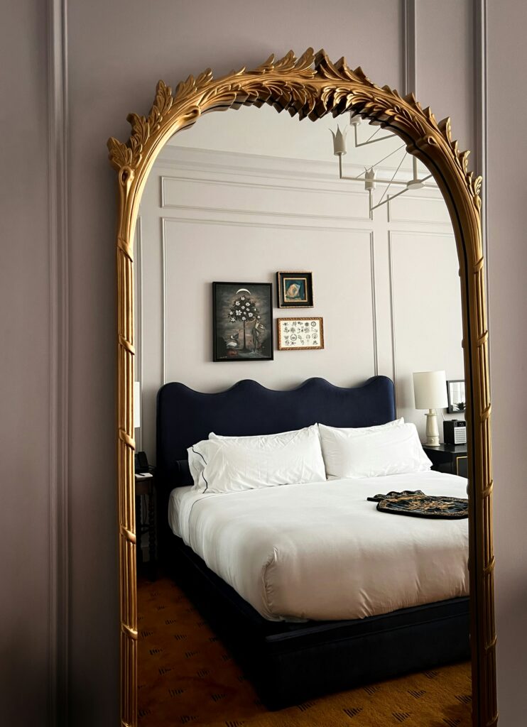 Small bedroom decor ideas using mirrors and smart lighting