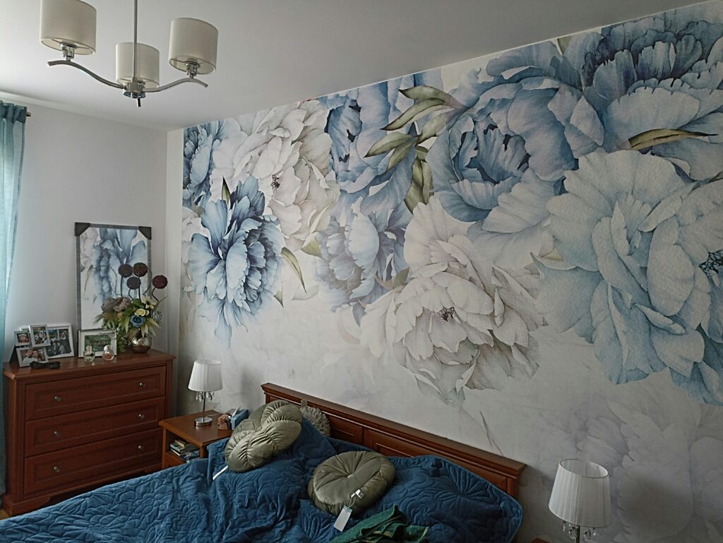Artistic bedroom decor ideas with wall art display